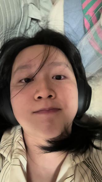 #睡前发个疯 #睡前小录 #画画过程 突然想要把之前没画完的动画画完,所以晚上夜深人静的时候就开始边听歌边画画,我把主体部分画出来之后,那个潦草小人反而看着很可爱捏哈哈哈哈哈,就当是自己无聊的记录吧。
以前小时候没有想过以后会怎么样,只是凭着自己的喜好去画,没有认真学过画画,只是自己画画的时候会觉得时间过的很快,内心很平静。我现在捡起之前画画的兴趣也是因为我想让失业在家的自己有事儿做,然后就画了一系列的gif,给朋友们当表情包,这算是一我自己的形象做的一个表情包,画的很粗糙但是在画画的过程中我很平静,虽然不知道自己能不能靠画画获得大家的喜欢并且靠它生活,但是我知道这种平静是很难得的。希望我可以画下去,画到找到喜欢我的伯乐们哈哈哈哈