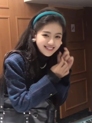 姐妹们快来看看这个超好看的发箍,它是湖蓝色的设计,戴上后显得特别温柔,而且是百搭款式的,无论是扎马尾还是披着头发都很合适。#发箍 #显白 #发饰 #发箍这样戴好美 #优雅气质
