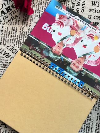 啊啊啊拿到了拿到了,莎头2026年台历拿到啦!可可爱爱的两小只,放在办公桌上也太骄傲啦😎#莎头组合 #台历#5114 #混双 #国乒