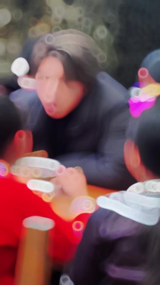 蔡徐坤赴黔助学,点亮大山课堂 2025年12月12日,没有预告、没有媒体跟随,蔡徐坤带着一支极简团队,驱车11小时穿越黔东南的崎岖山路,悄然抵达丹寨县雅灰小学。这场意外曝光的公益之行,没有华丽仪式,只有实打实的陪伴与多年深耕的公益沉淀。
车窗外的风景从城市楼宇渐变为层叠山峦,颠簸的山路没能冲淡这份奔赴的热忱。抵达学校时,孩子们正围着新落成的音乐教室好奇张望——这是蔡徐坤“葵计划爱心基金”在贵州落地的第12间音乐教室,钢琴、吉他等乐器一应俱全,为大山里的美育梦想撑起一方天地。他没有急于亮相,而是先换上简单便服,蹲在教室门口和孩子们轻声聊天,从课本内容问到课余爱好,眼神里满是真诚。
操场上,国家级非遗“锦鸡舞”的芦笙声响起。蔡徐坤换上七彩苗族盛装,银饰随动作叮当作响,跟着孩子们学习屈膝、摆手、旋转。作为锦鸡舞发源地的麻鸟村,村民们特意赶来助兴,四支“四滴水”芦笙奏响悠扬旋律,他认真模仿锦鸡觅食、展翅的姿态,即便动作生疏,却始终面带笑容,被孩子们调侃“坤哥跳得像小鸭子”,现场笑声不断。
午餐时分,村民们为感谢这份远道而来的善意,宰杀两头生猪准备了地道杀猪菜。蔡徐坤与师生围坐一桌,没有丝毫明星架子,反复给身边孩子夹菜,轻声询问“够不够吃”“喜欢吗”。饭后的“写下梦想”环节,当看到纸条上“想当像坤哥一样的歌手”“要帮大山里的孩子建音乐教室”的歪扭字迹时,他温柔摸了摸孩子的头,眼眶微微泛红,用手机悄悄记录下这些纯粹的心愿。
次日,他跟随村民前往麻鸟村,体验芦笙演奏与竹编工艺,喝下村民敬来的拦门酒,在篝火旁与苗族同胞共跳锦鸡舞。鲜为人知的是,这场探访并非一时兴起:多年来,“葵计划”已在贵州10余县市的35所学校留下足迹,4个标准化篮球场、3所爱心图书室、2.4万册图书及大量校服课桌椅精准送达,累计惠及超5000名儿童,547万元善款全部直达需求一线。
全程没有精修宣传,90%的信息由村民自发通过短视频披露,摄影师仅拍摄背影与侧影,生怕打扰孩子正常生活。他曾说“等孩子们不记得我的时候再来”,这份“行动先于曝光”的坚守,让流量真正成为了责任。当#蔡徐坤去贵州做公益了#话题刷屏,网友们纷纷感慨:“这才是偶像该有的样子,把关注变成实实在在的帮助。#蔡徐坤贵州#乡村振兴#丹寨#烽疆传媒#蔡徐坤流量赋能