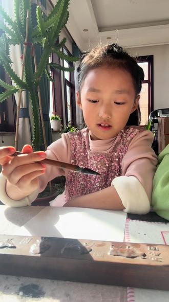 爱好写写画画的小朋友,拿上毛笔停不下来#神兽在家 #生活的美无处不在 #记录真实生活 #原创视频