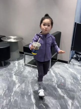 AnnieGirl秋季新款休闲连帽印花卫衣运动时髦女童外套2025秋款#秋季#儿童#童装#时尚#气质