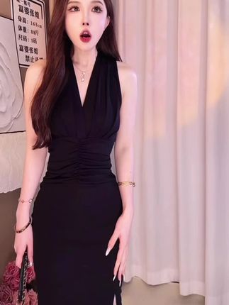 法式气质v领无袖连衣裙赫本风高级感裙子收腰显瘦长裙女夏季新款#时尚穿搭 #气质这一块拿捏死死的 #显高显瘦显腿长 #面料柔软舒适 #不挑年龄不挑身材