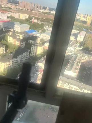 前几天到货了 今天正好下午休息 寻思擦玻璃 刚开始觉得挺好用 商品质量: 结果一个窗户没擦完 擦头就掉下去了 我住28楼 真担心砸到人 现在只剩了一个杆 质量问题太大了#我在抖音买买买