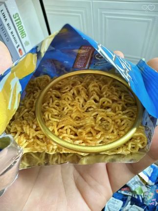 箱箱有,真的有!好趣味你真的豪气啊!有消费者吃干脆面咯掉了牙!老板急疯了,立马决定拿出1000万换成等价值黄金回馈所有消费者!现在买干脆面每一箱都有黄金!冲冲冲啊!#好趣味干脆面 #干脆面 #箱箱有黄金 #惊喜 #万万想不到