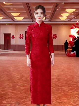 #全明星琥珀流光风大秀现场 喜婆婆婚宴加绒敬酒服 家有喜事的姐妹看过来!这款婚宴装旗袍两件套太适合咱妈妈婆婆穿啦~加绒加厚设计,秋冬穿着暖和又舒服,面料柔软还显质感。 版型超显瘦,上身优雅大气,敬酒、待客都特别有面儿,细节做工也精致。结婚这么重要的日子,就得穿得漂漂亮亮的,给孩子撑场面!喜欢的赶紧给妈妈安排上~#穿出自己的风格 #谁穿都好看 #上身显瘦又遮肉 #洋气上档次