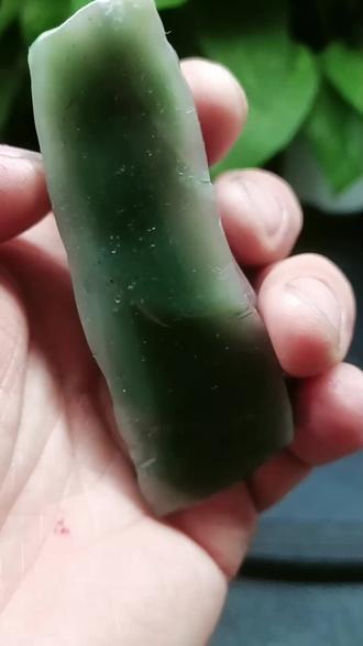 合阳玉雕雷大师讲解秦紫玉原料: 紫绿玛瑙,也被称为秦紫玉或紫玉,主要产自中国的秦岭地区,具体位于陕西省洛南县。它是一种隐晶质矿物,主要成分包括铁、铬、钛、锰、钒、铜等元素12。
产地与分布
紫绿玛瑙主要分布在陕西省商洛市洛南县的石门镇和石坡镇交界处的山脉中。石门镇的张华沟矿口是最早发现的紫绿玛瑙产地,而品质较好的矿口多集中在石坡镇,如十八盘和太平山等矿口34。
物理特性
紫绿玛瑙的质地温润坚毅,颜色丰富且浓艳,层次分明,组合多样,具有较高的可塑性。其颜色包括紫、绿、红、粉、橙、白等,光泽从玻璃光泽到半金刚光泽不等,折射率为1.54-1.55,密度为2.55-2.70g/cm³,硬度为6.5-712。
文化意义与市场价值
紫绿玛瑙在文化上具有重要地位,被誉为“九色之首,百玉之尊”,并与翡翠、和田玉、南红玉并称为四大国玉。陕西省将其作为重要的文化名片。紫绿玛瑙自古以来就被视为祥瑞之物,象征着求知、上进和爱情忠贞。在东西方文明中,紫色代表尊贵和宗教的重要性,历史上多次以玛瑙艺术品作为国家间交流的重要国礼12。
历史背景与应用
紫绿玛瑙在古代被广泛用于制作高档玉雕,其色饱和浓艳、质地油润冰透、坚韧细腻,是皇家制作祭祀天地重器的首选材料。此外,紫绿玛瑙的储量有限,市场对其追捧度高,资源稀缺使得其价值进一步提升12。