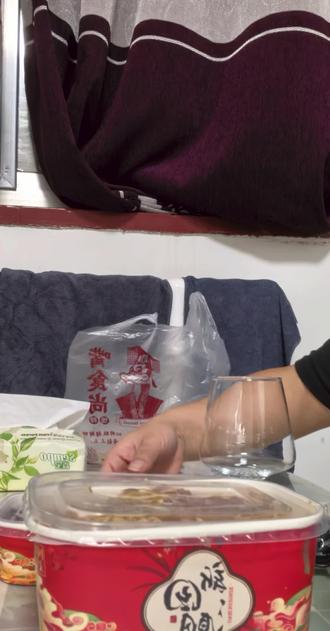 红酒倒满,氛围感拉满,结果被娃的吵闹声淹没,品的不是酒,是人间烟火。优雅碎成渣渣。