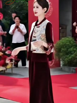 #姐妹们,快来看看这套新中式国风套装吧!它采用的是时尚的套装设计,穿上后既好看又大气,而且还是高品质的面料制作而成,摸起来手感也非常的舒服。无论是参加朋友的婚礼,还是去吃婚宴,或者是要见未来的公婆,穿这一套都特别合适,喜欢的朋友抓紧时间下单哦!@DOU+小助手