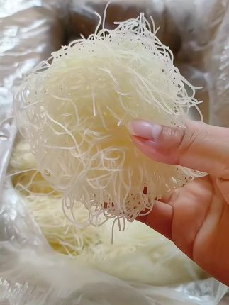 买了一大箱快吃完一半了,无论是做炒粉还是汤粉都很好吃#美食 #强烈推荐 #日常分享