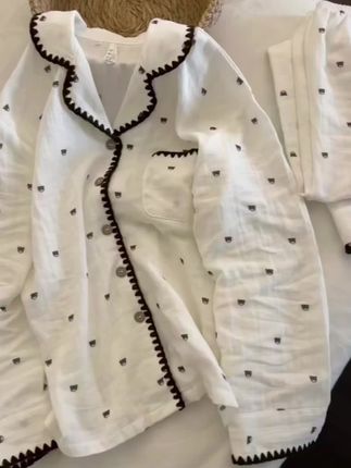 #睡衣家居服 #睡衣 #睡衣穿搭 #早秋穿搭 这款爱心棉麻睡衣,把舒适和精致揉进骨子里~黑边勾勒的法式领口+满印小爱心,宅家也像在拍画报,软乎乎的质感钻进被窝就不想出来,谁穿谁沦陷的睡眠仪式感!#万能的抖音