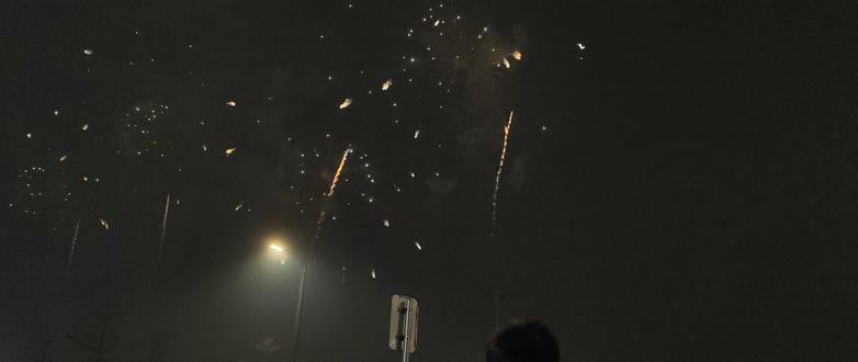 星河倾泻,鹅潭夜宴。
一城烟火,满城欢喜。
光落珠江,福启新章。
广州的年味,藏在这场漫天璀璨里。#广州烟花秀 #白鹅潭烟花 #春节 #烟花#过年烟花