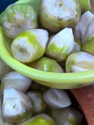 咱这个芥菜疙瘩咸菜你们喜欢吃吗?吃起耒家的味道好过瘾的,切成丝,炒菜啊,炒辣椒啊,炒蒜苗啊,炒三层肉啊,炒腊肉啊,可美味的夹馒头,夹馍配粥配饭,可香了。脆嫩口感,让人吃的还想吃呢,用来凉拌菜啊。小凉菜呀都是好不错#芥菜疙瘩咸菜