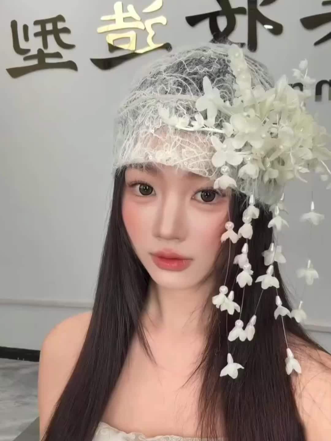 新娘说 好喜欢她的晨袍造型🫧 #轻婚纱 #晨袍造型 #白纱造型 #法式复古 #流量密码