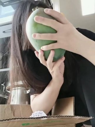 吃水果得吃当季的哈,芒果口感好,甜甜的,好好吃.#芒果 #水果 #吃货 #口感特别好 #应季水果