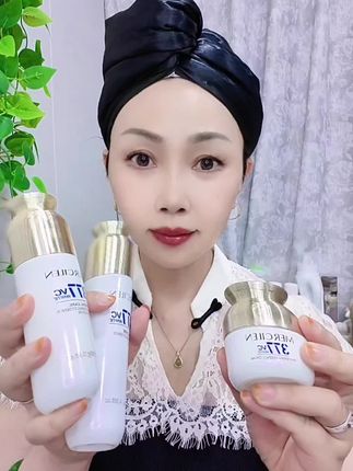 不喜欢涂涂抹抹还想皮肤白嫩有光泽,那你就用这款#377特护美白水乳精华三件套#持证上岗#国妆特字#水乳套装 #护肤分享 #好皮肤养出来