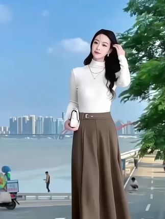 春秋新款洋气减龄高腰时尚百口袋A字半身长裙垂感黑色裙子! 春秋衣柜里的“硬通货”来啦!这款高腰时尚洋气百搭带口袋A字半身裙,光是颜色就戳中审美——经典黑是那种不挑光的耐看调,垂坠感衬得质感很足;咖啡色带点暖调棕调,温柔又显气质。搭配上更不用愁,配简单白T是清爽日常,搭针织开衫秒变温柔姐姐,换件小西装又能穿出利落感。不管是上班通勤、周末逛街,还是和姐妹约咖啡,穿它都合身,喜欢就别犹豫~#春秋新款#高档大气上档次#气质穿搭#遮肉显瘦#谁穿谁好看系列