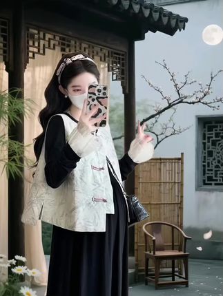 春秋款两件套孕妇连衣裙新中式国风美~ #温柔风穿搭 时尚孕妇套装姐妹们,这个孕妇套装真的就是越看越好看,单穿也好看。整个一套穿起来又是复古风的美,这样也太划得来了。。。#优雅气质 #改良旗袍穿搭 ##传统服饰
