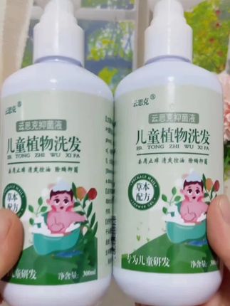 头螨也叫#卷发虫, 在头发上形成细长小白条,用手不掉,一般的洗发水去洗不掉,得用#去螨洗发水#头螨