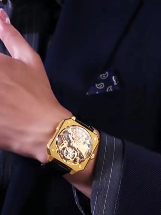 老凤祥推出了新款龙年生肖手表,采用双面镂空设计,将精湛工艺与独特设计融合一体,展现时间的艺术之美。红色表盘彰显中国传统文化魅力,特别适合龙年佩戴,尽显时尚与品味。#腕表分享 #奢侈品牌 #黄金手表