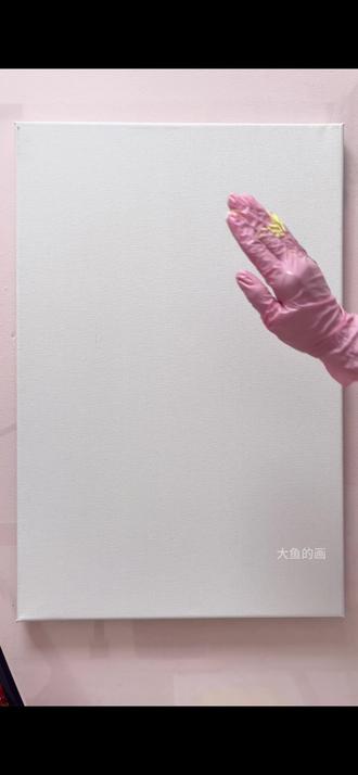 #油画教程 秋日油画的“作弊级技巧”,新手也能拿捏氛围感!#随便画 #乱涂乱画系列 #手绘教程
1. 背景玩“渐变炸场”:先铺橙黄+暖棕,拿大刷子随便揉(像搅南瓜粥),中间怼亮黄+白,秒变“落日开了柔光”✨
2. 树叶搞“厚涂撒野”:红橙黄颜料挤成小山,用刮刀“刮”在树枝上(不用画形状,乱刮都像枫叶疯了),边缘毛糙=秋日氛围感buff叠满!
3. 小屋偷“暗部心机”:暗部别用纯黑,混点蓝绿(像往咖啡里加奶),再点两笔亮黄当灯光——“这屋主人怕是在偷偷煮糖炒栗子”🌰
4. 小路加“碎钻滤镜”:最后蘸白颜料,随便弹点小点点(像撒糖霜),瞬间有“阳光在蹦跶”那味儿~
(偷偷说:这画的精髓是“别较真”,越乱越像秋天喝多了橙味汽水🍂)#一起学画画