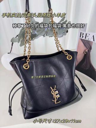 种草了好久的福袋 福袋 寓意也很好 来财钱袋子 推荐小号 我个人比较瘦 小号更搭了 黑色本身就自带气场 日常穿平底鞋🥿背确实小号更实用 皮质是一贯的超软羊皮 做旧黑金配色满满高级感 内搭一支手拿包👝 基础两种背法以外 还可以变双肩包 不过需要调节和改动链条⛓的穿法 去油简约大气有质感 真的爱了爱了~ 果断拿下这只“福袋”开心 ❤ 喜欢的姐妹都给我冲 很长期主义的一只包 秋冬马上来了 很适合配大衣啊长靴子👢和小裙裙#福袋包 #入秋高级感穿搭攻略 #秋冬大包 #轻奢包包