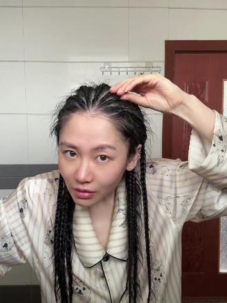 被问最多的问题就是 你怎么洗头啊 不管是地垄沟、扭博辫、脏辫,洗头都正常洗就行了不拆辫子一样洗头哦~来看看我的地垄沟洗完头是怎么打理的吧~
#沙发自然卷 #沙发自然卷改造 #沙发自然卷发型 #地垄沟打理方法 #地垄沟编发