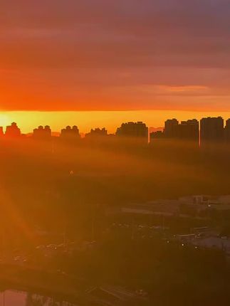 雨后夕阳下的黄花沟#日落美景 #日落🌄 #城市傍晚 #随拍记录 #我要上热门
