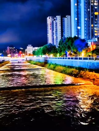 下雨了我也会想你。#泪花开在爱情里 #小城夜景 #雨夜#赵洋