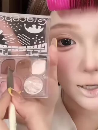 我看看还有谁不会画卧蚕,这不就来了!先用这个颜色在眼睛下面画一条线,再用这个珠光提亮一下,最后用这个大亮片来一点氛围感,就这样轻轻松松就画好了,简直不要太简单。而且它还是一盘多用的,可以用来当眼影、腮红都可以,真的太实用了,赶紧去冲吧!@DOU+小助手 @DOU+好生意