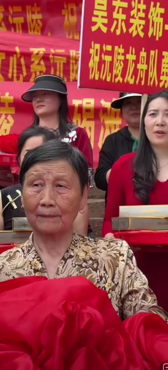 #强烈推荐 #麻阳传统龙舟 #乡亲乡邻团结一致其乐融融 沅陵嬢嬢18就嫁到麻阳,来给沅陵龙舟上红