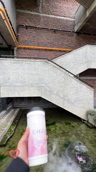 晚间的松弛感,从一杯轻因奶茶开始!轻因・云游栖梦以石崖茶为底,天然拼配降低咖啡因,无额外负担。茉莉花香纯粹,黑加仑清甜爽口,茶汤绵密醇厚,层次分明不甜腻。过五点也能放心喝,让浪漫茶香伴你追剧、阅读,解锁夜晚专属的温柔与自由~ #321开始想象 #霸王茶姬晚系列 #霸王茶姬四川 #新品上线