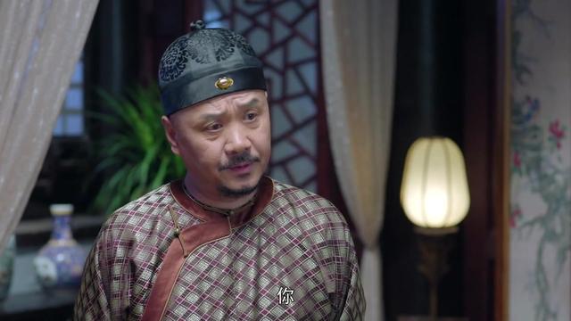 陈廷敬处置科场舞弊案,卷入党争,最终扳倒明珠、索额图 康熙二十三年,陈廷敬受康熙之命处置顺天乡试科场舞弊案,因而卷入了明珠党和索额图党的党争。陈廷敬沉着应对,既避免了各党的拉拢,又妥善处置了舞弊案,挖出了背后的索额图势力。
扳倒了索额图一党,深得康熙赏识。康熙任命陈廷敬改革弊政,陈廷敬大刀阔斧肃清朝廷内部渎职舞弊的不正之风,改革铜钱制度,清查明珠党羽王继文贪污案,遭到明珠一党的疯狂反扑。
他们借揭发陈廷敬的亲家、湖广巡抚张汧贪腐一案对陈廷敬展开了攻击,导致陈廷敬被罢官。
陈廷敬以退为进,最终查出了明珠买官卖官结交朋党的罪证,以结党营私、贪财纳贿之罪罢黜了明珠。此后,康熙再次起用陈廷敬为左都御史,陈廷敬纠劾百司、惩治贪墨,以“陈阁老”之名流芳青史。