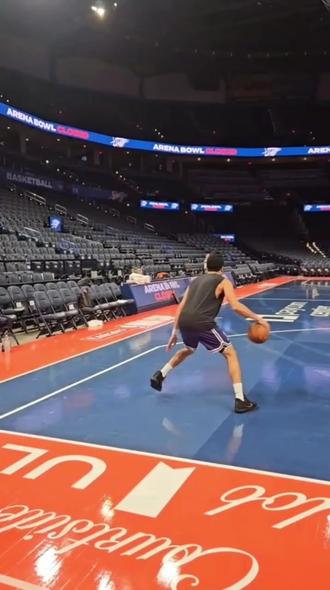 德文・布克正与球员发展教练马廷・克利夫斯一同打磨控球技术
与此同时,布克因右侧腹股沟拉伤,被列入今晚 NBA 杯四分之一决赛客场对阵雷霆一战的出战成疑名单。你们觉得布克会上场吗#布克 #狄龙 #亚历山大 #太阳 #雷霆