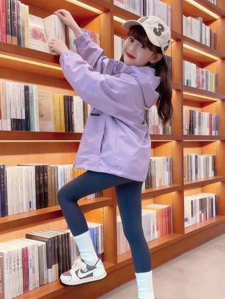 香芋紫冲锋衣太会抓少女心了,简约版型带点工装感,图书馆里一站,“文艺小潮人”氛围直接拉满✨ 面料挺括又防风,春秋穿正合适~#女宝穿搭 #童装 #冲锋衣 #校园风穿搭 #儿童时尚