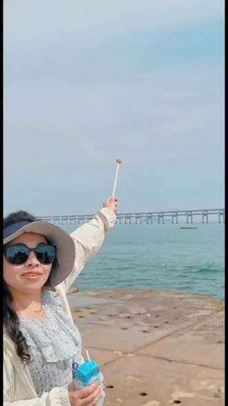 喂海鸥 大连最好玩儿的项目 来大连的第二天,今天的主要项目-喂海鸥
花6.9从尔滨背来的10根火腿肠
构成了今天满满的快乐
大连自然博物馆 噔噔拍的很开心😁
电量耗尽,回去休息😃
明天打算去去老虎滩陪小孩儿姐过个欢乐的六一#又到了看海的季节 #大连 #海鸥 #无论几岁童心万岁 #旅行vlog