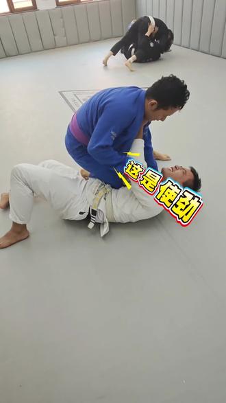 柔术实战不靠蛮力对抗,核心是位置优先、杠杆制胜。全程遵循:争夺优势控制位→限制对手行动→创造降服机会;下位防守不等于被动,可通过扫技反转上位,小体重也能制服体格更强的对手。
#巴西柔术 #防身术 #女子防身术 #儿童防身术 #抖音小助手dou上热门