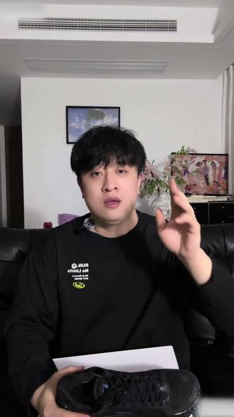 李宁利刃4v2尺码有陷阱,得这样选❕ 别再问我利刃4 V2 怎么选了,看完这三点,谁再买错鞋我跟谁急。
第一,看鞋盒上的“宽度密码”。
这双鞋最阴险的地方在于:小码、中码、大码,宽度完全不一样!
40码及以下,图标是标准宽,但建议买大半码,不然前掌会顶。
41到43码,图标依然是标准宽。瘦脚正码冲,宽脚直接跑!千万别硬挤,TPU会夹死你的小拇指。
44码及以上,图标变成加宽了。只有大码才对宽脚友好,正码买就行。
第二,一张纸测出你是不是“宽脚”。
晚上回家,把脚踩在白纸上画个轮廓。
如果你的脚是细长型,像一把剑,这鞋是为你量身定做的。
如果你的脚是扇形,前掌特别宽,像铲子一样,那这双鞋就是你的刑具,别买!
第三,给个痛快话。
如果你是41到43码的宽脚,别挣扎了,换鞋吧,这双不适合你。
如果你是瘦脚,放心冲,三百块要啥自行车。
如果你常打水泥地,也别买,这鞋纹路浅,磨两个月就废了。
我是多大码?是不是宽脚?评论区告诉我,我帮你避坑!#李宁利刃4v2 #李宁 #平价篮球鞋推荐 #码数推荐 #产品测评