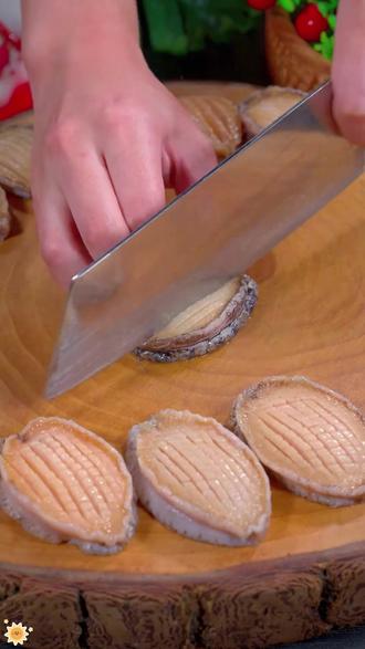 马上就要过年了,就做花开富贵小鲍鱼,寓意招财进宝财运滚滚来 #年夜饭 #海鲜 #鲍鱼 #美食 #蒜蓉酱