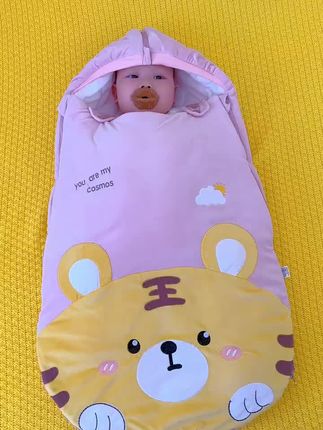 天冷了,婆婆给小孙子买的 这款防踢睡袋睡袋真的是太实用了,可以当做床中床使用,可以内里设计了防惊跳功能,还有温度监控功能。单盖一层是一个春秋被,盖上两层是一个冬被。实在是太实惠了。#新生儿 #宝宝睡袋 #多功能睡袋#儿童防惊跳睡袋
