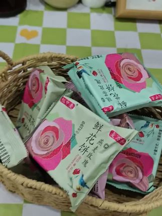 午后时光,泡一杯香茗,配相中麦鲜花饼,外皮酥脆,内馅软糯,玫瑰花香在唇齿间散开,让悠闲时光更加惬意 。