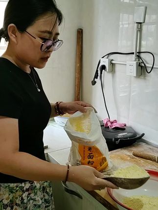 #在家做美食 #美味又健康 #好吃到停不下来 #小米面粉 掺白面做美食营养又好吃放心拍吧