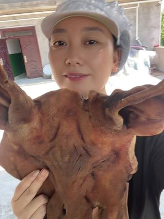 猪头肉香得不得了,都是烧好洗好切小#我的乡村生活