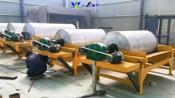 下顺流水选河沙磁选机磁偏角怎么处理,永磁筒式磁选机的磁系分 #河沙磁选机 #下顺流河沙磁选机 下顺流水选河沙磁选机磁偏角怎么处理,永磁筒式磁选机的磁系分选
1、下顺流河沙水选磁选机(又称CTS型下顺流永磁筒式磁选机)是专为河沙、海沙等湿性砂石物料设计的高效磁选设备,以永磁磁系产生稳定强磁场为核心,采用下部给矿、水流与滚筒旋转方向一致的下顺流工作模式,实现河沙中铁磁性矿物(如磁铁矿、磁黄铁矿等)与非磁性砂石的高效分离,同时兼具水洗脱泥功能,可大幅提升河沙品质和铁精粉回收率。
2、作为河沙资源化利用和洗砂生产线的关键设备,其核心作用是清除河沙中的磁性杂质、提取有价铁矿物,既能为建筑用砂提供纯净原料,又能回收铁精粉创造额外经济效益,适配中小型洗砂厂、河道清淤项目、砂石骨料加工厂等连续运行工况。
3、永磁磁系是磁选的核心部件,决定设备的分选能力,主要由稀土永磁体(钕铁硼)或铁氧体磁块、导磁板、非导磁不锈钢外壳组成,永磁体采用高性能钕铁硼材料,磁表强度可达3800-6000高斯,磁场稳定持久,使用寿命长达8-10年,无需通电励磁,节能环保。
4、导磁板采用优质低碳钢板,用于引导磁场方向,增强磁场梯度,确保能有效吸附河沙中的磁性矿物;非导磁不锈钢外壳(304/316材质)兼具耐磨、耐腐蚀特性,表面可贴耐磨陶瓷片,防止河沙冲刷磨损,保护内部磁块不受损坏。