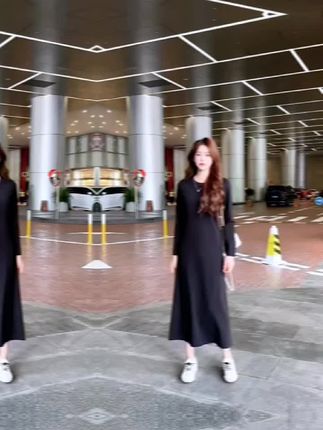 “@DOU+上热门 黑如墨染,静若处子,恰如李清照所言‘帘卷西风,人比黄花瘦’,黑色连衣裙的高级感,无需多言。👗✨#黑色连衣裙 #高级穿搭”@DOU+小助手