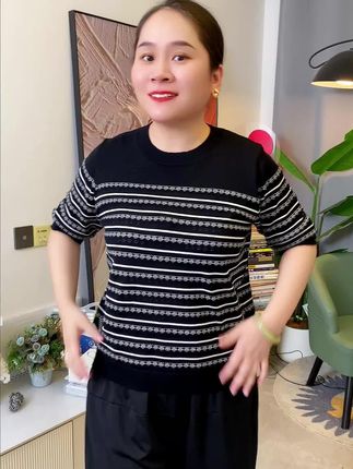 好看洋气妈妈装,针织短袖有气质#夏季穿搭 #谁穿谁好看 #面料柔软舒适