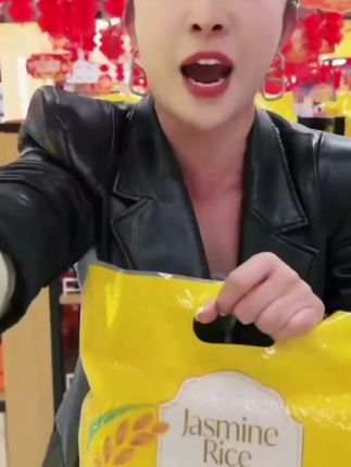 宝宝特别爱笑是高智商的表现,长大后大多会更加聪明,笑对于婴儿的大脑发育是一种良性刺激,所以父母要多逗孩子笑#宝宝的笑容也太治愈了 #爱笑的宝宝惹人爱 #萌娃 #宝爸宝妈 #人类幼崽