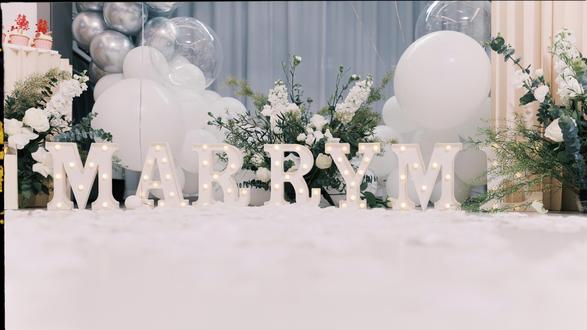 讲好我们的故事 在我们认识的第365天,我求婚了。想过千句万句文案,都抵不过单膝跪地、手捧戒指的这一刻,十五分钟的 Vlog 定格美好瞬间,愿我们岁岁年年皆幸福,也愿所有人都能寻得属于自己的那份偏爱与深情。#求婚 #求婚现场 #仪式感不能少 #抖音年味争霸赛 #嫁给我