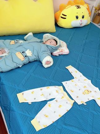 找了好久终于找到这种适合小月龄穿的 #婴儿分体套装,A类棉无骨缝制,面料柔软, 裤子带按扣还可调节腰围 #新生儿 #宝宝衣服
