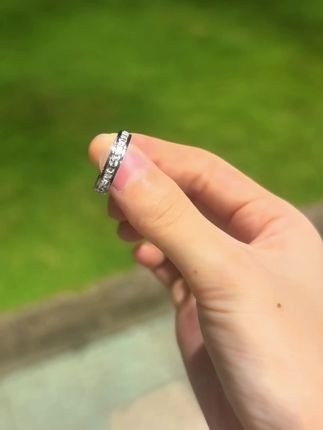 每一颗都如星辰般璀璨夺目#莫桑石戒指 #情侣对戒推荐爱的礼物 #性价比高光时刻 #满天星是你的温柔@DOU+上热门